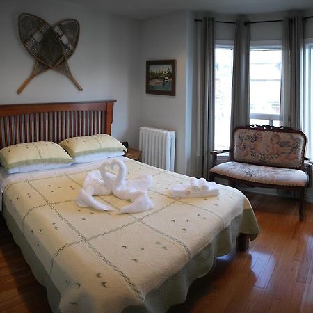 Rose Garden Bed And Breakfast Торонто Экстерьер фото