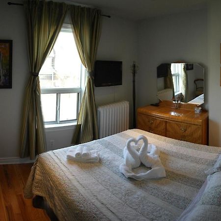 Rose Garden Bed And Breakfast Торонто Экстерьер фото