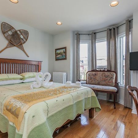 Rose Garden Bed And Breakfast Торонто Экстерьер фото