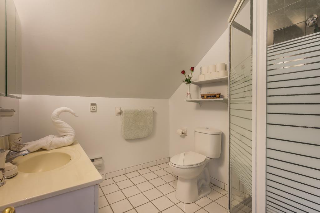Rose Garden Bed And Breakfast Торонто Экстерьер фото
