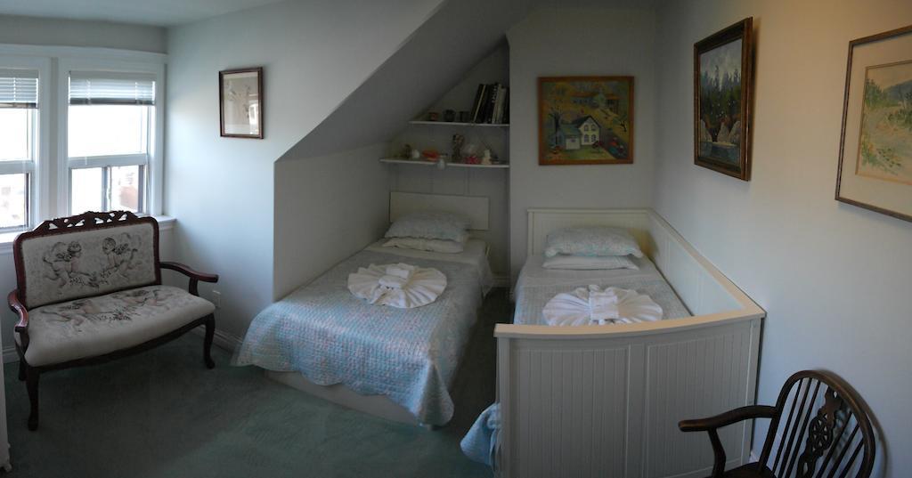 Rose Garden Bed And Breakfast Торонто Экстерьер фото