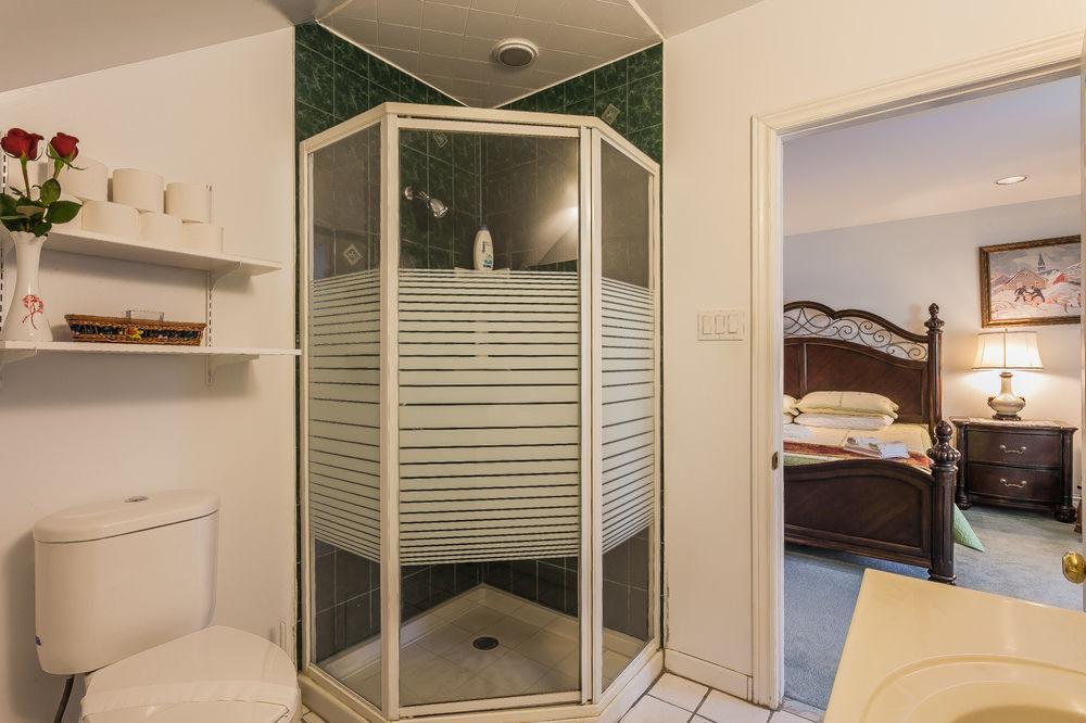 Rose Garden Bed And Breakfast Торонто Экстерьер фото