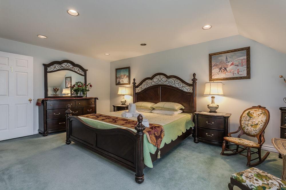 Rose Garden Bed And Breakfast Торонто Экстерьер фото