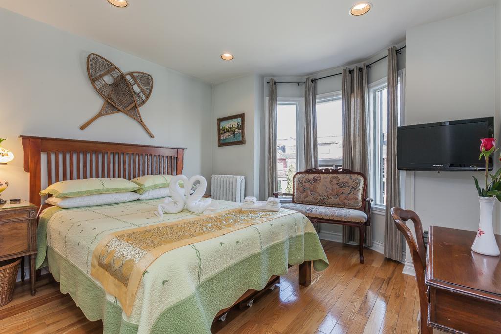 Rose Garden Bed And Breakfast Торонто Экстерьер фото