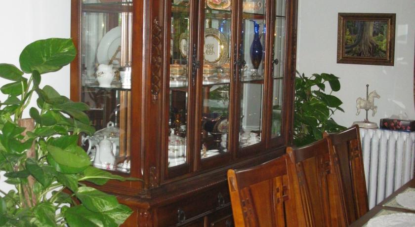Rose Garden Bed And Breakfast Торонто Экстерьер фото